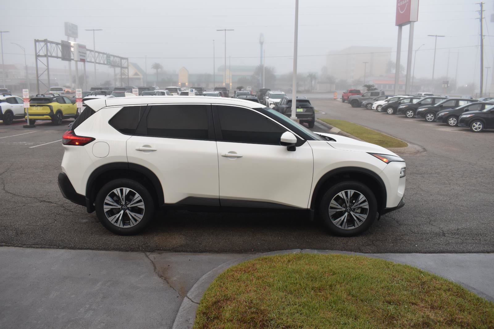Used 2023 Nissan Rogue SV image 10