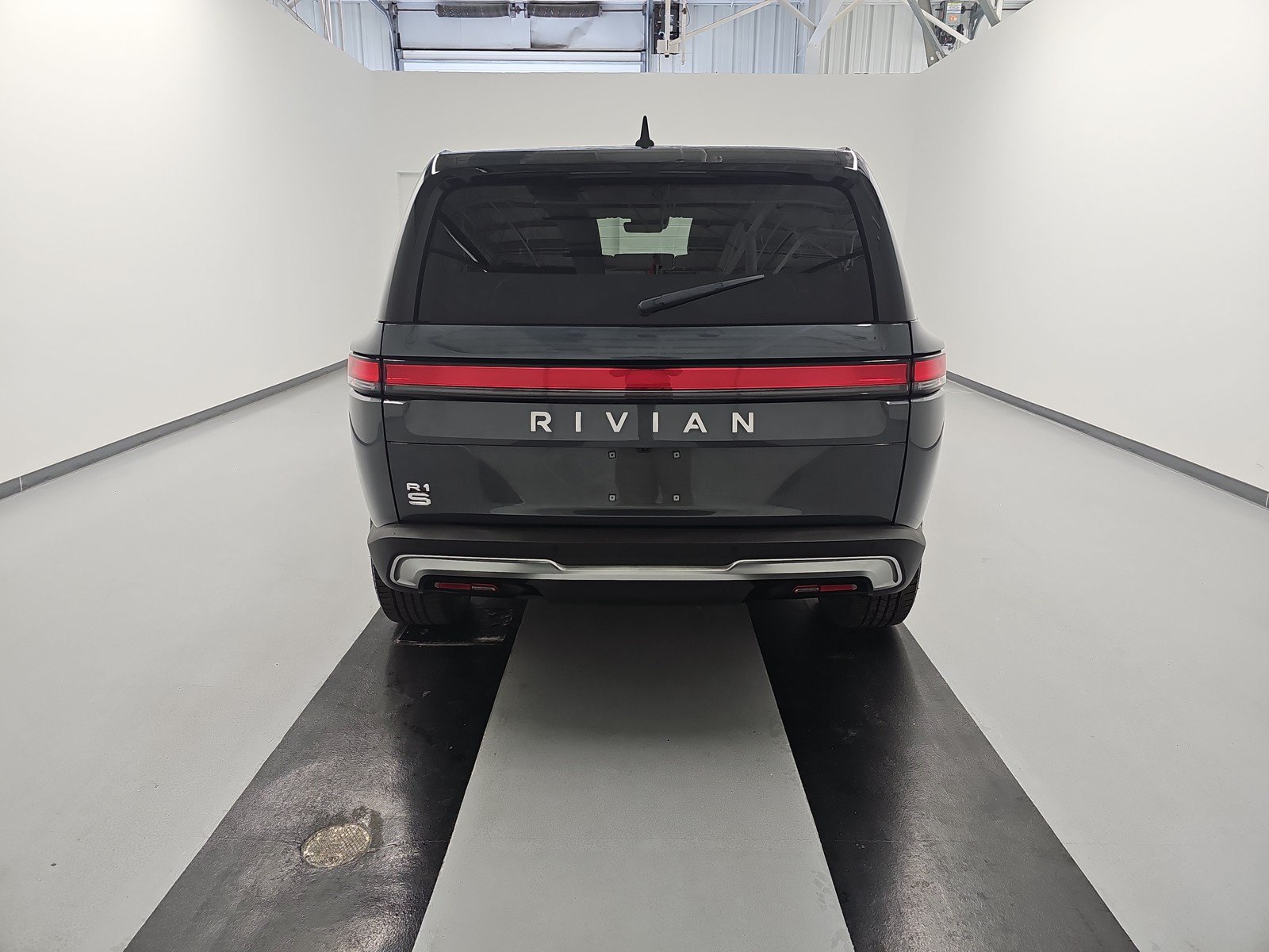 Used 2024 Rivian R1S Adventure AWD/4WD image 4