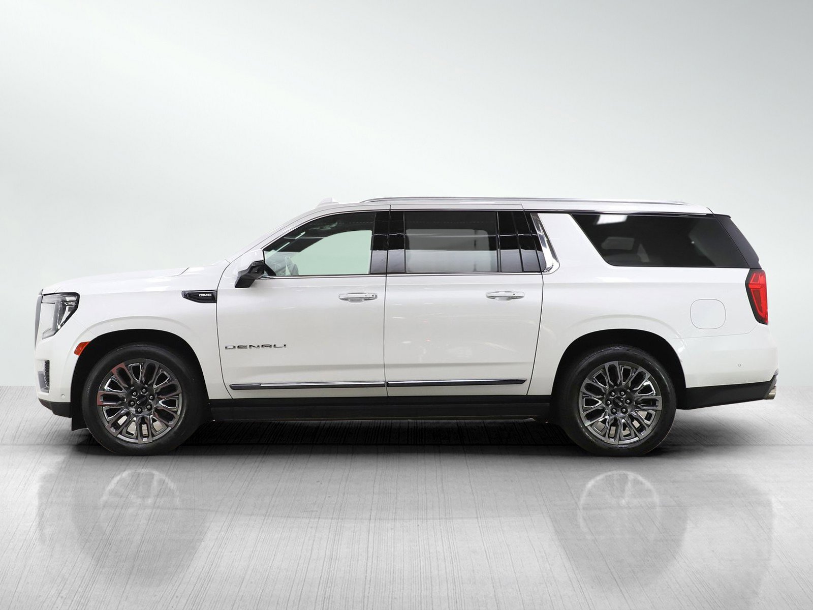 Used 2023 GMC Yukon XL Denali Ultimate AWD/4WD image 2