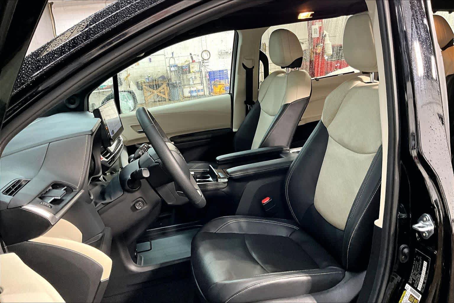 Used 2025 Toyota Sienna Platinum AWD/4WD image 8