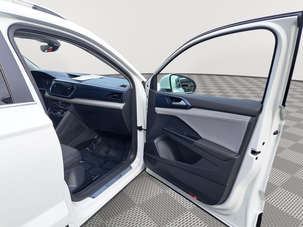 Used 2024 Volkswagen Taos SE image 17
