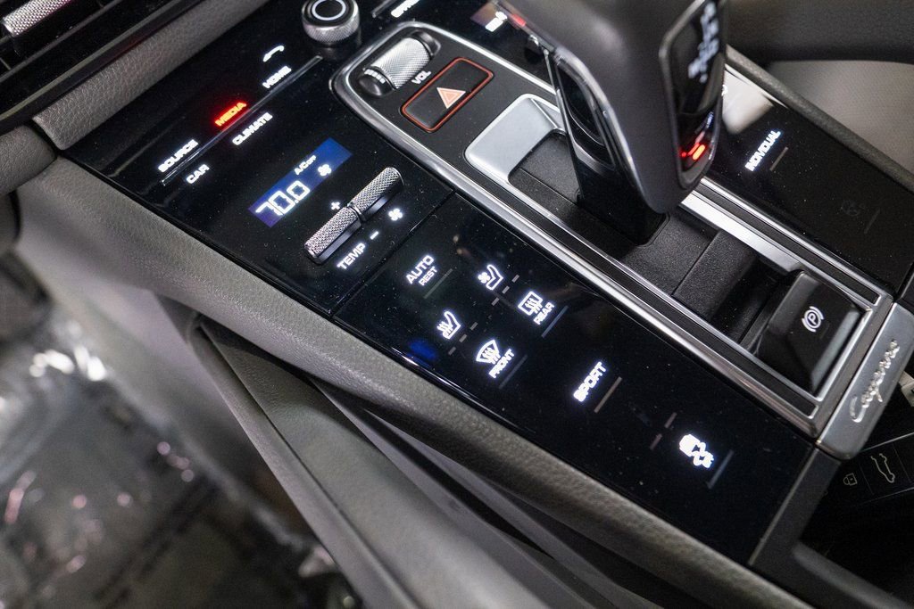 Certified 2023 Porsche Cayenne Platinum Edition image 24
