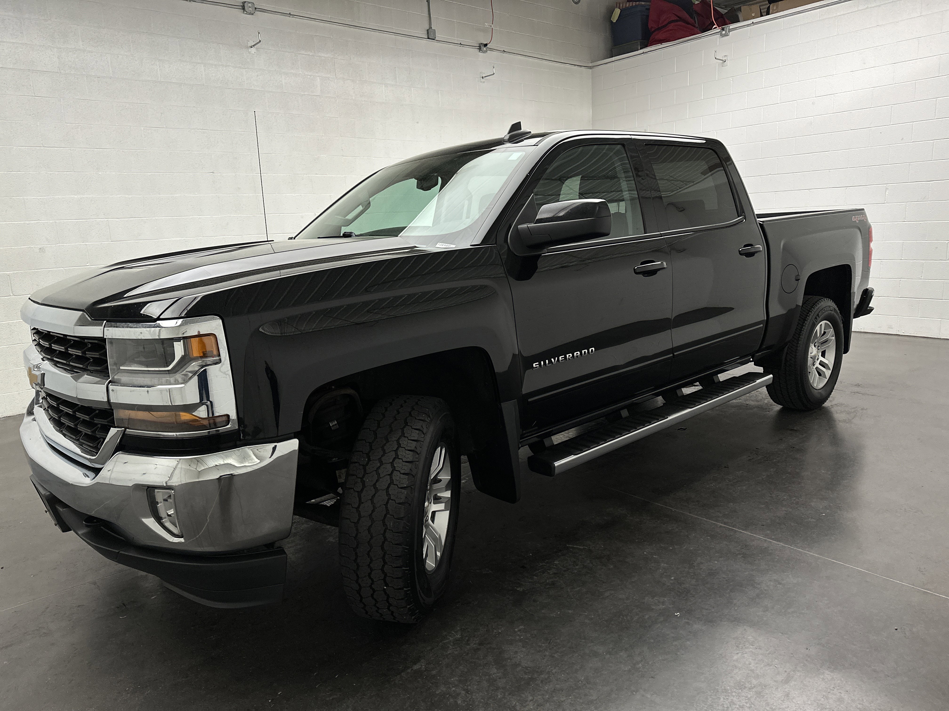 Used 2017 Chevrolet Silverado 1500 LT w/ All Star Edition AWD/4WD image 4