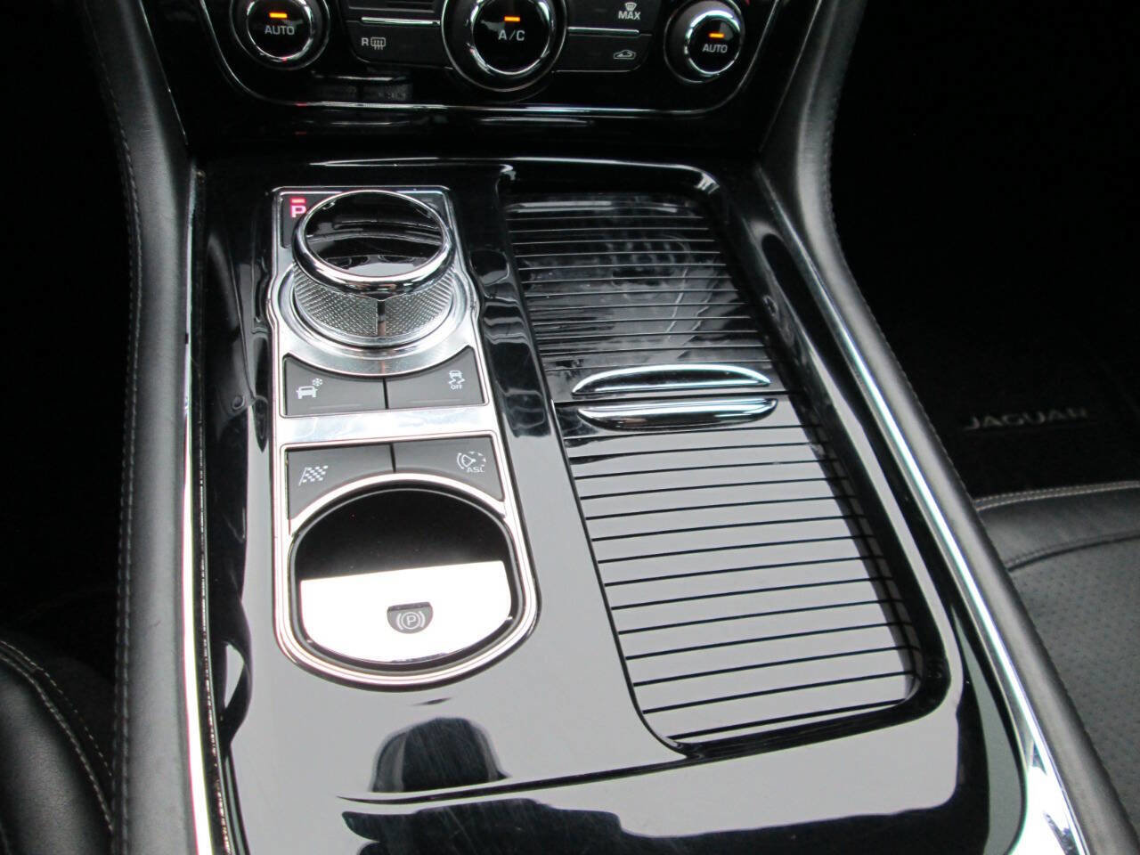 Used 2015 Jaguar XJ image 7