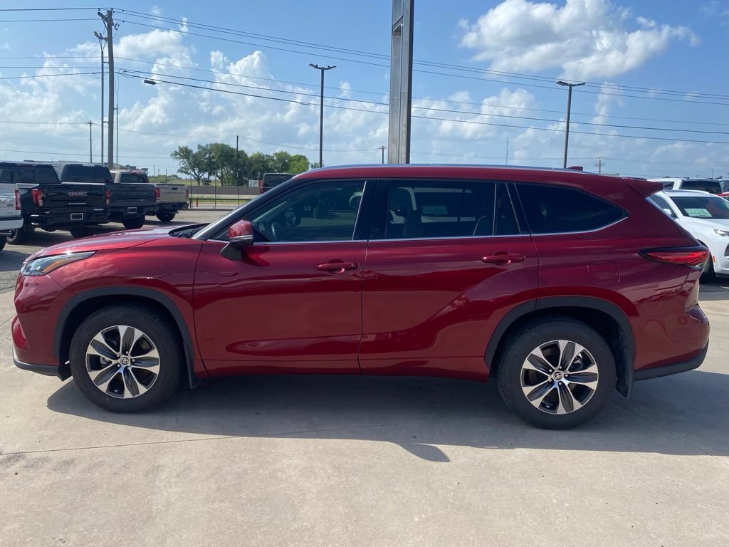 Used 2021 Toyota Highlander XLE FWD image 2