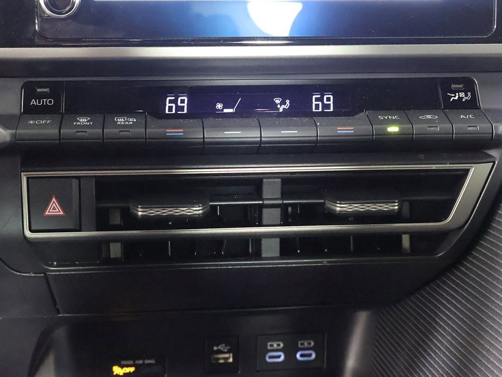 Used 2025 Toyota Camry SE image 40