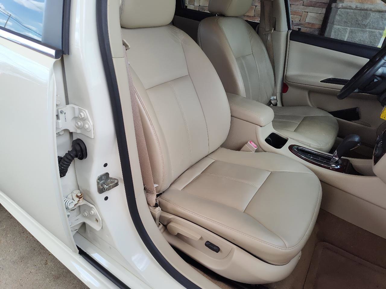 Used 2009 Chevrolet Impala LT w/ Luxury Edition Package FWD image 21