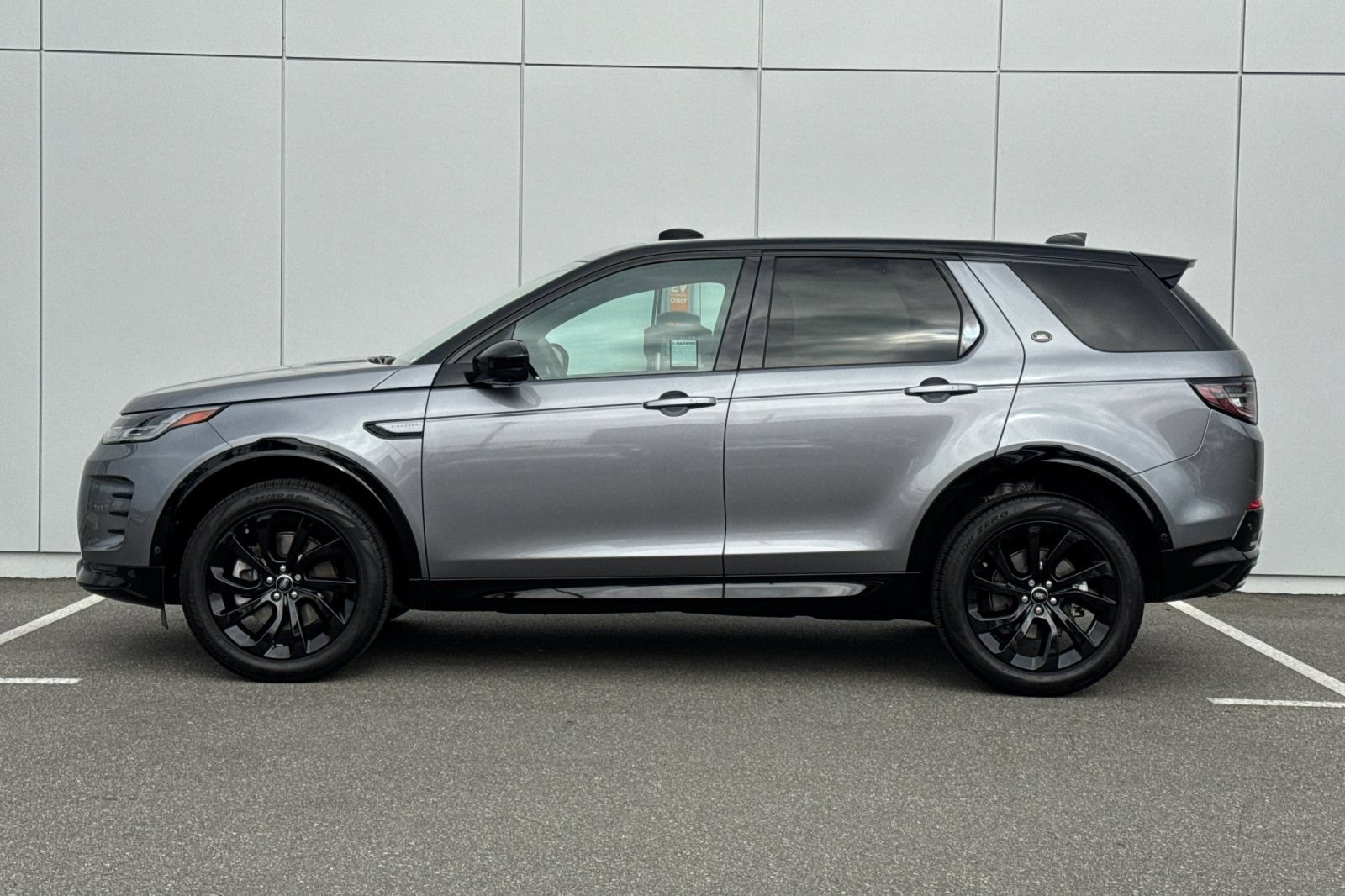 Certified 2025 Land Rover Discovery Sport Dynamic SE AWD/4WD image 2