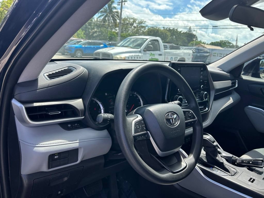Used 2022 Toyota Highlander L FWD image 10