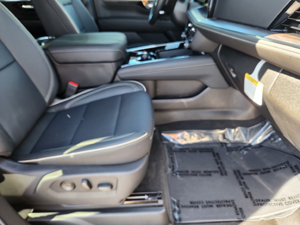 New 2026 Chevrolet Suburban Premier w/ Sun And Tow Package AWD/4WD image 17