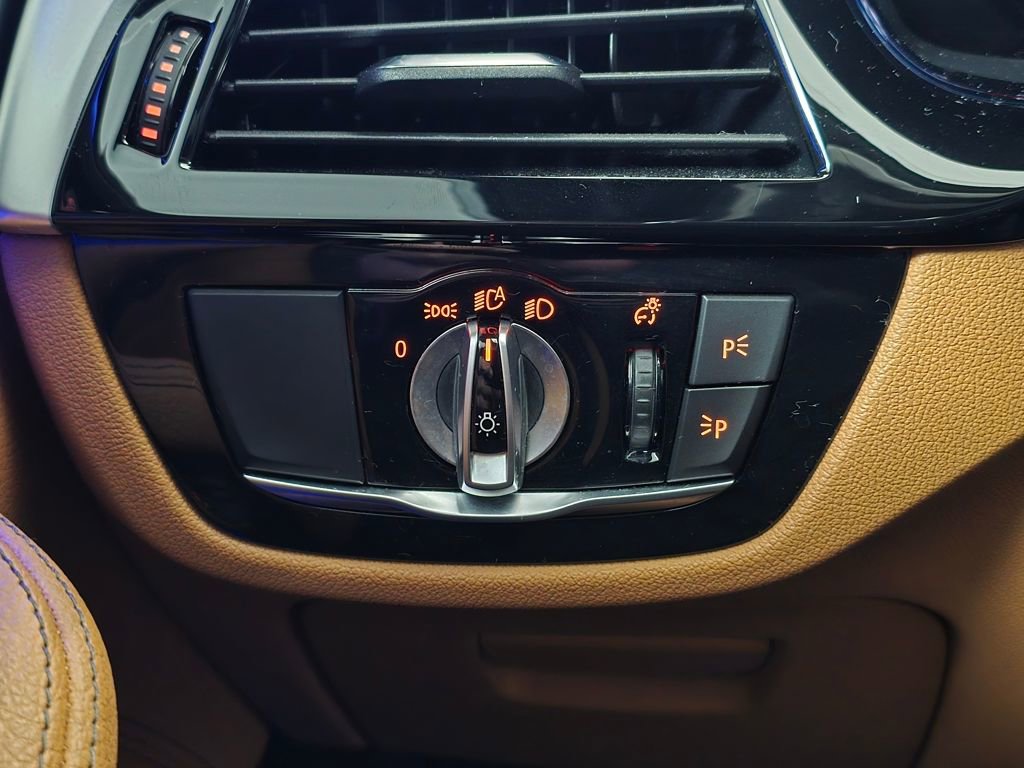 Used 2021 BMW M550i xDrive w/ Executive Package image 45