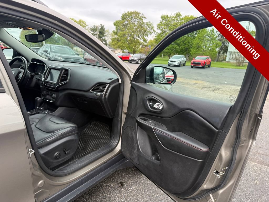 Used 2020 Jeep Cherokee Trailhawk AWD/4WD image 42