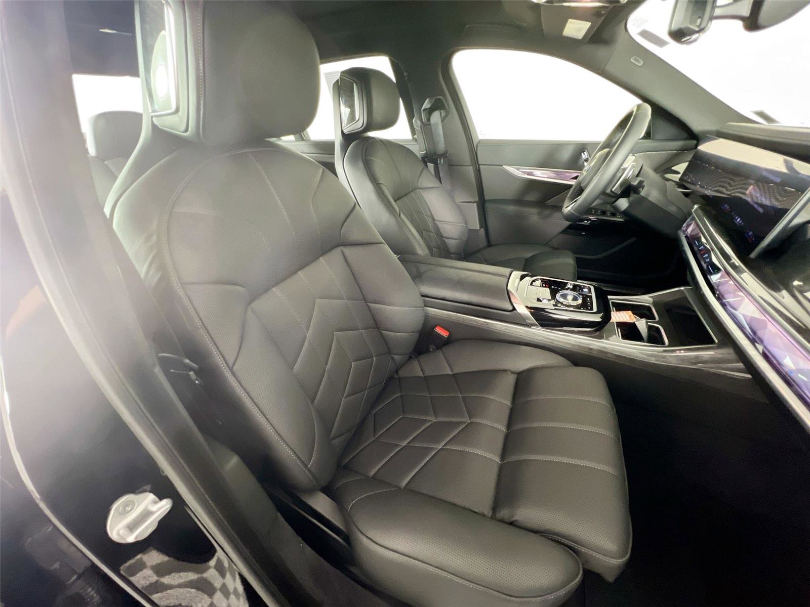 Certified 2024 BMW 760i xDrive w/ Executive Package image 28