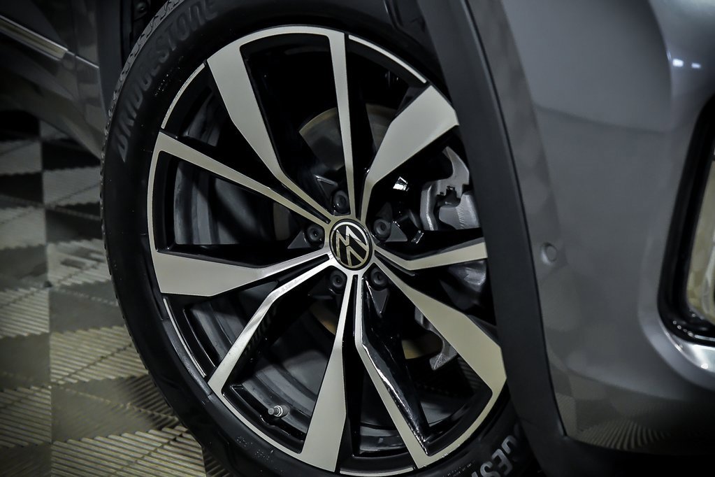 Certified 2025 Volkswagen Atlas SEL Premium R-Line image 3