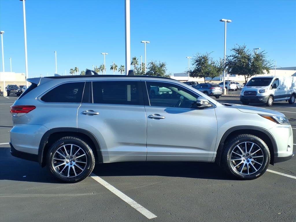 Used 2017 Toyota Highlander SE image 7