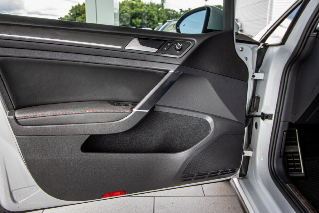 Used 2019 Volkswagen GTI SE FWD image 22