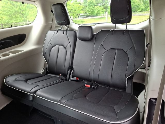 Used 2022 Chrysler Pacifica Limited AWD/4WD image 11
