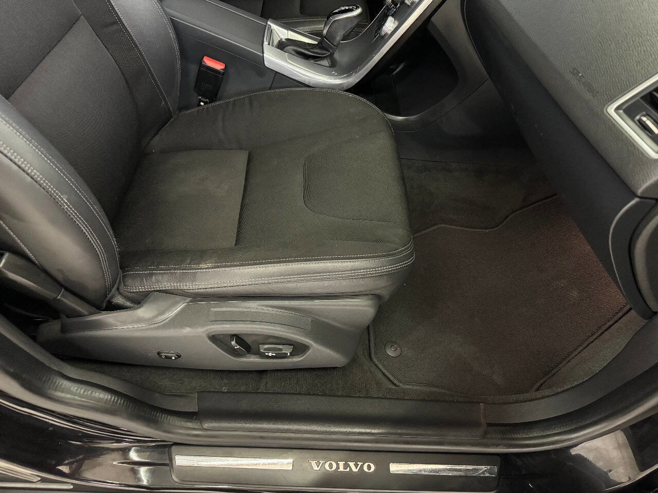 Used 2017 Volvo XC60 T5 w/ Tailgate Package image 41