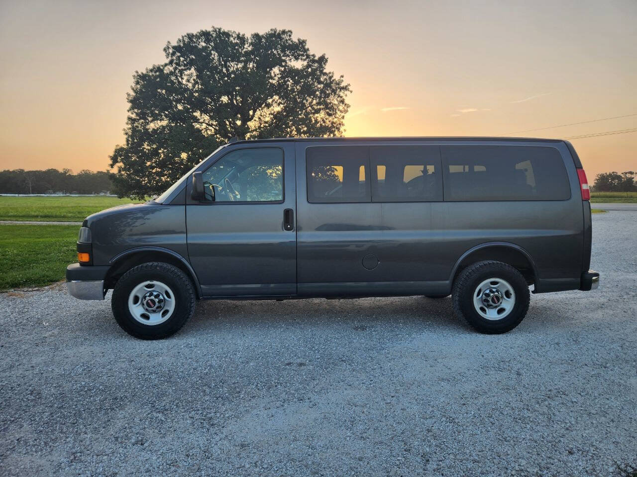 Used 2016 GMC Savana 3500 LT w/ LT Preferred Equipment Group RWD image 4