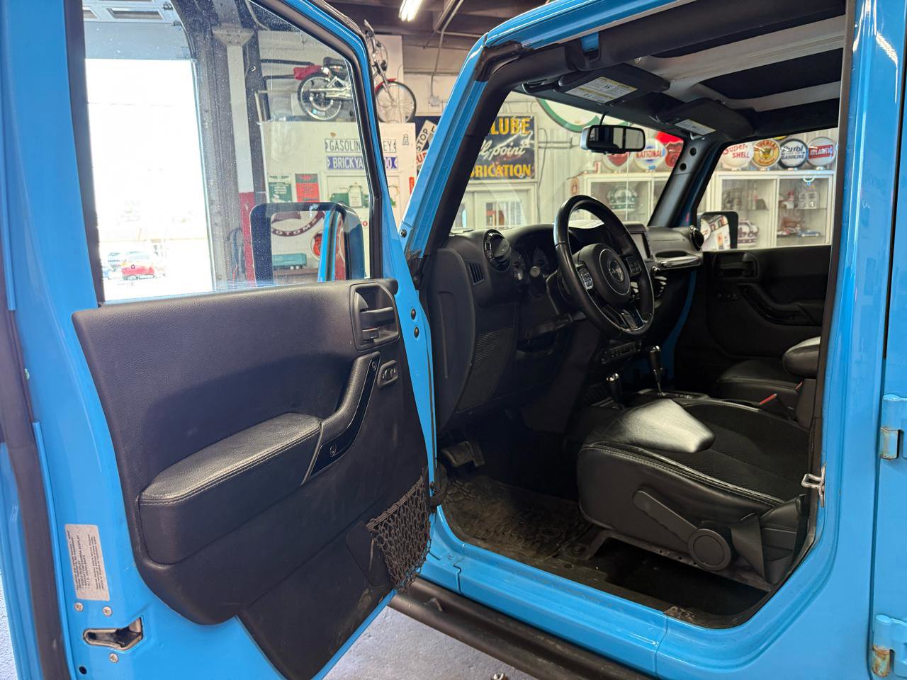 Used 2017 Jeep Wrangler Unlimited Sahara AWD/4WD image 9