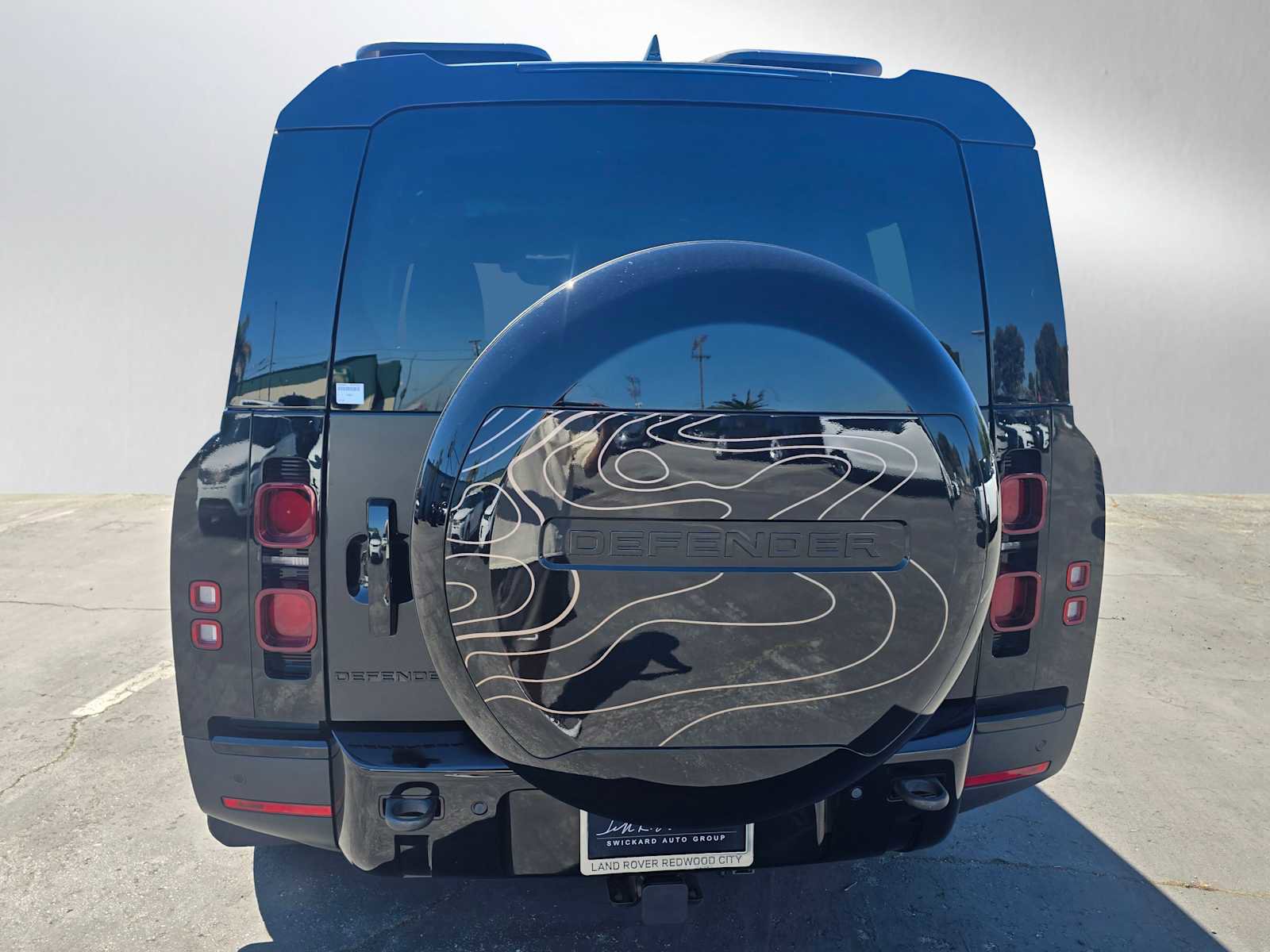 Used 2023 Land Rover Defender 130 SE image 4