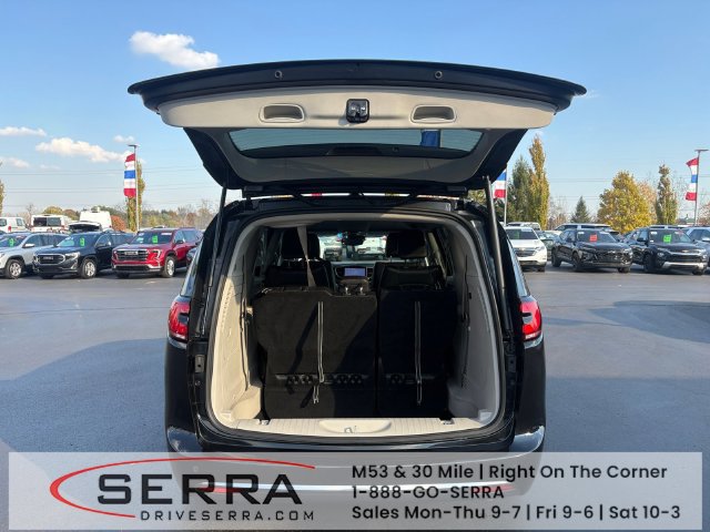 Used 2023 Chrysler Pacifica Touring-L FWD image 1