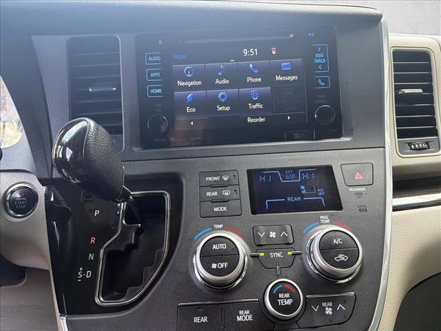 Used 2017 Toyota Sienna XLE Premium image 18