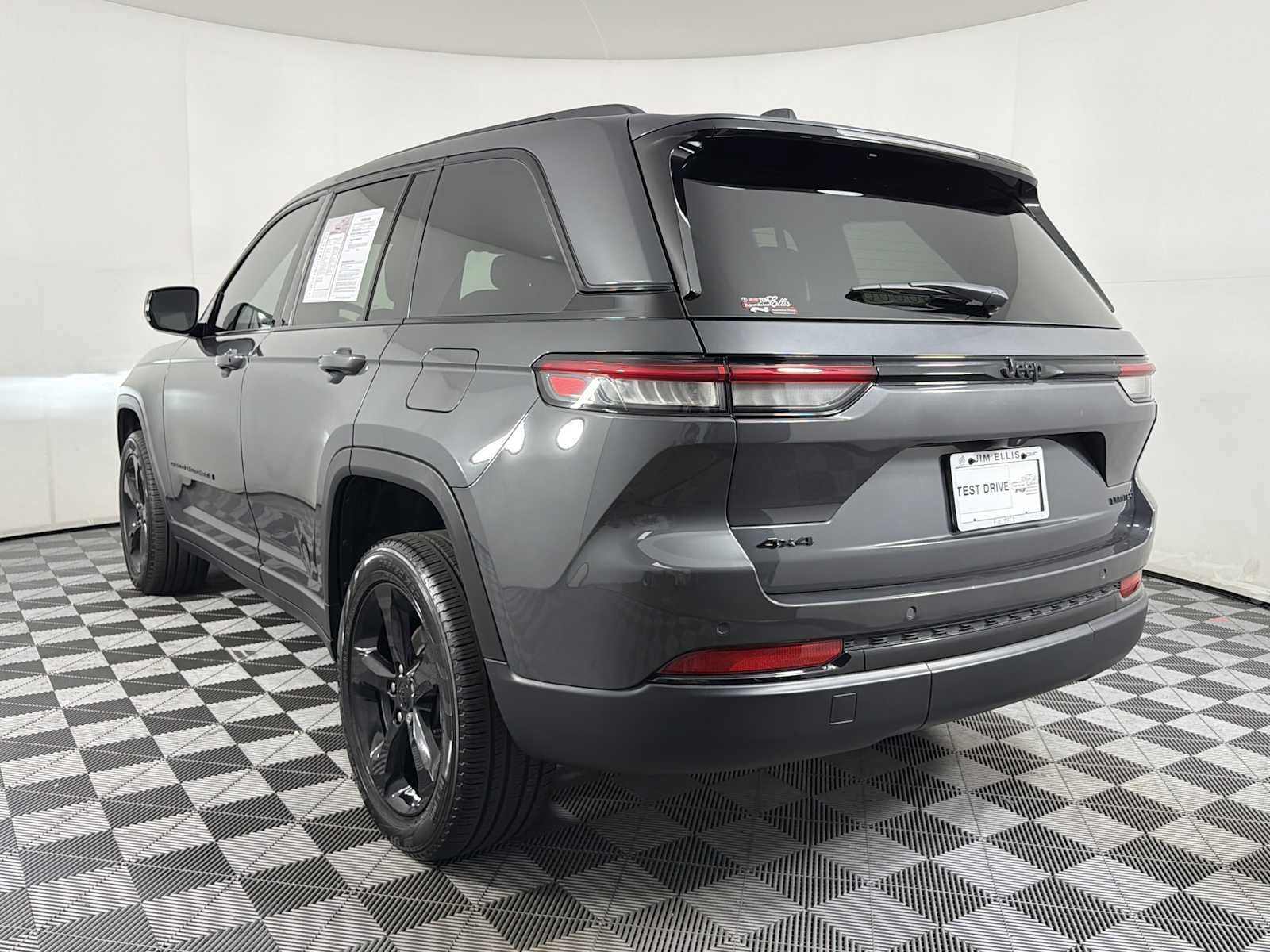 Used 2025 Jeep Grand Cherokee Limited w/ Black Appearance Package AWD/4WD image 4