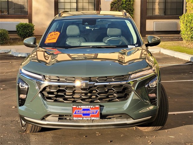 Used 2025 Chevrolet Trax LT w/ LPO, Blackout Package image 3