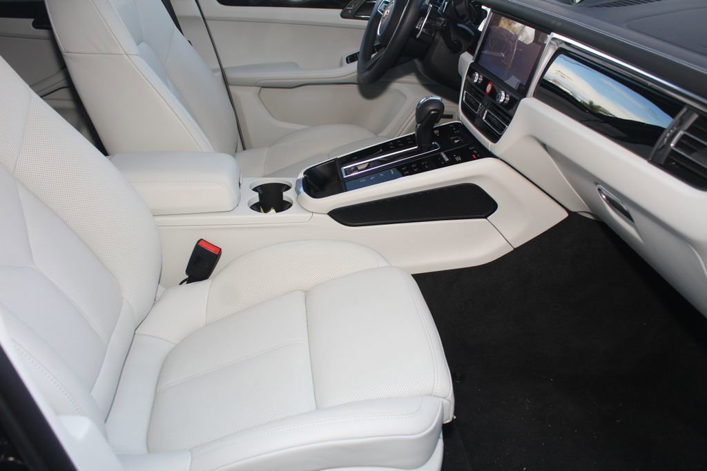 Certified 2026 Porsche Macan image 27
