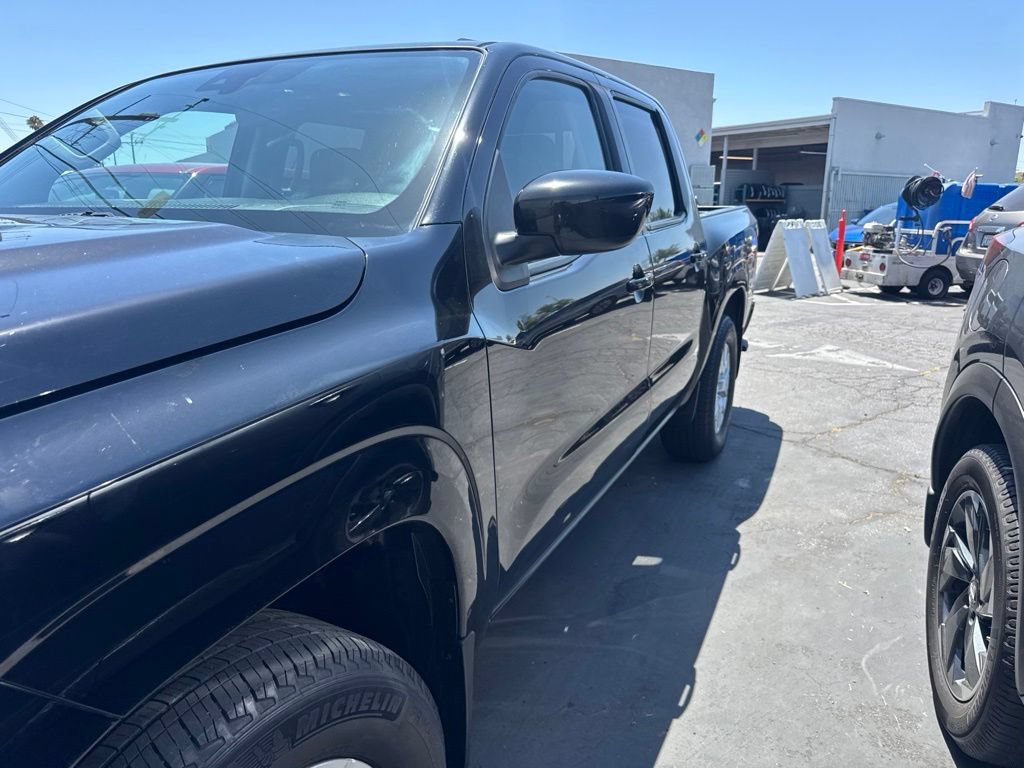 Used 2022 Nissan Frontier SV w/ SV Premium Package RWD image 2