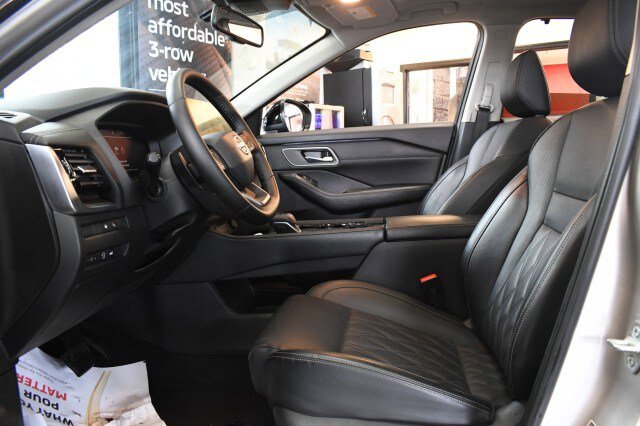 Used 2025 Nissan Rogue Platinum w/ Platinum Premium Package AWD/4WD image 29
