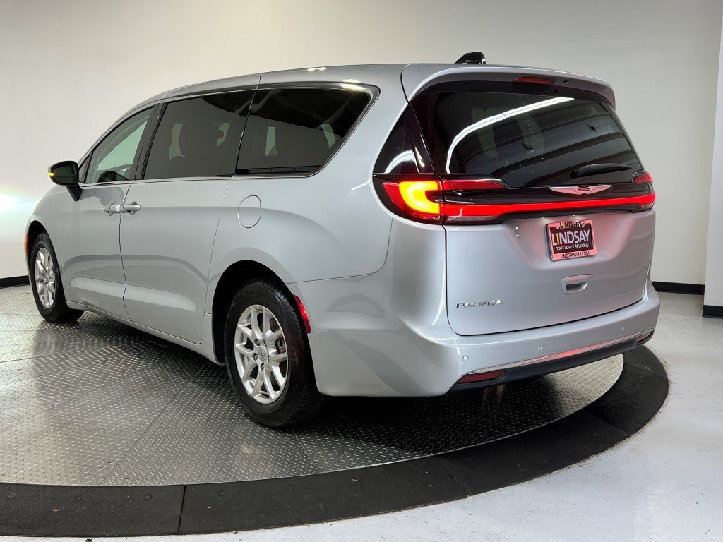 Used 2023 Chrysler Pacifica Touring-L image 5