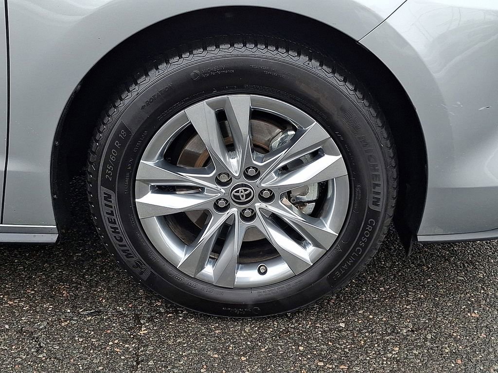 Used 2021 Toyota Sienna Limited image 11