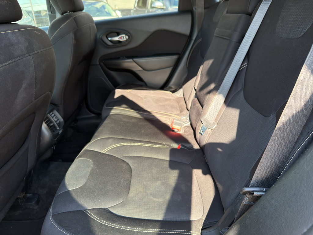 Used 2015 Jeep Cherokee Latitude FWD image 30