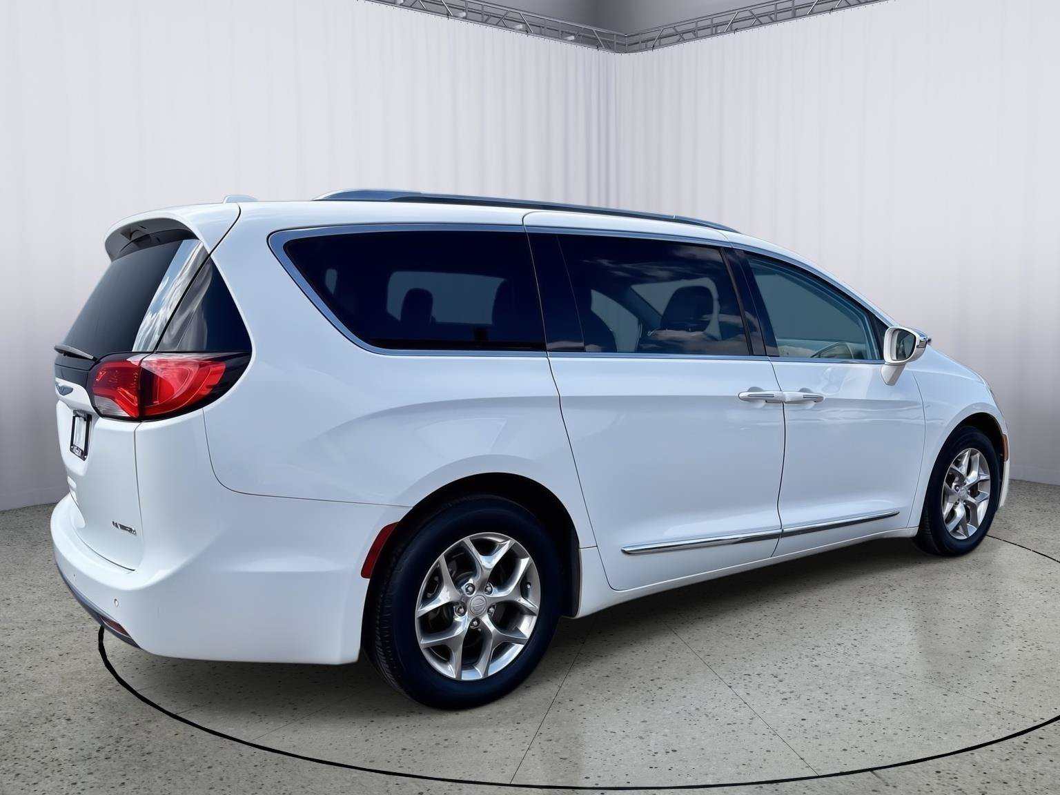 Used 2018 Chrysler Pacifica Limited FWD image 6