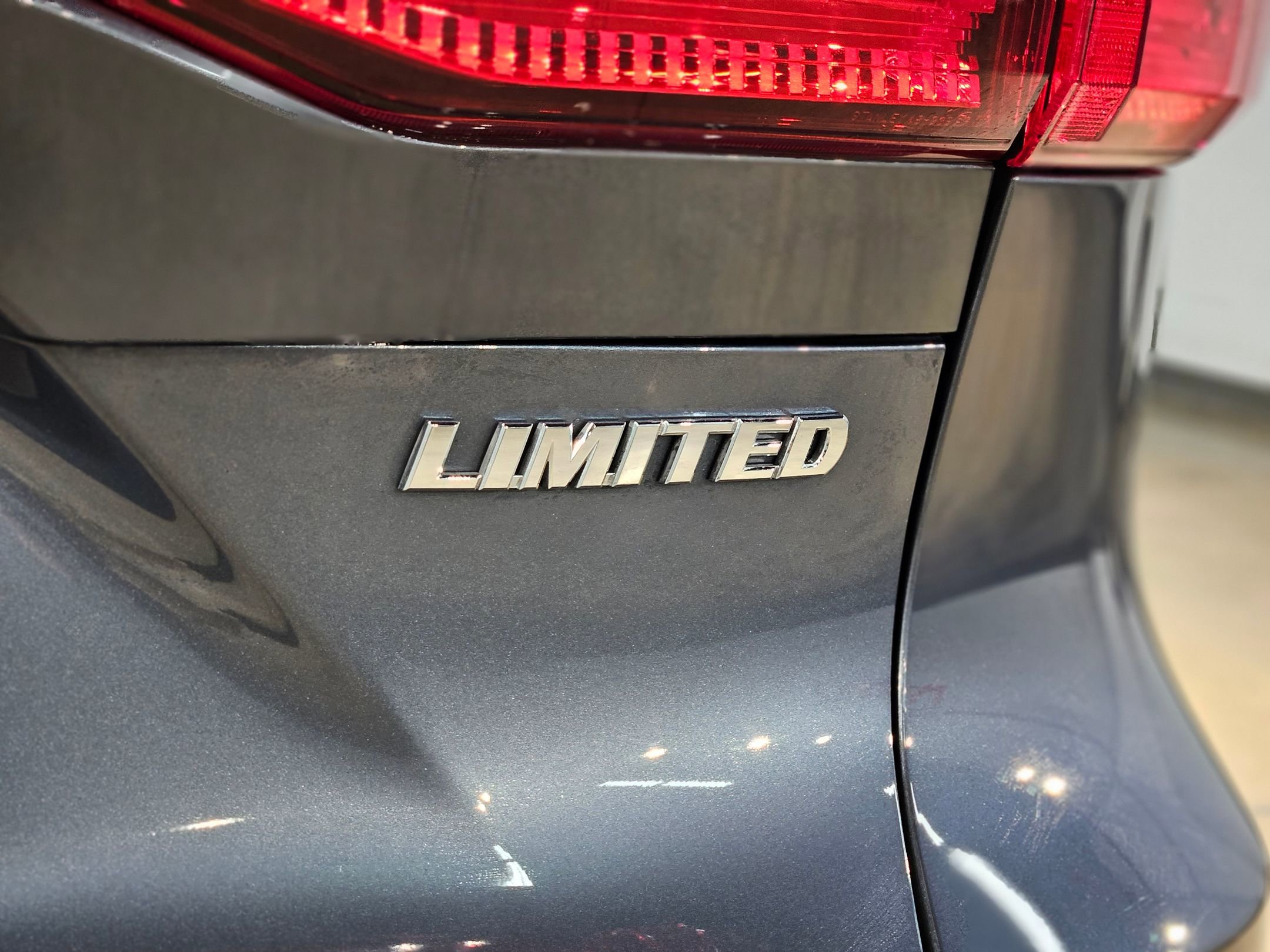 Used 2023 Toyota Venza Limited image 38