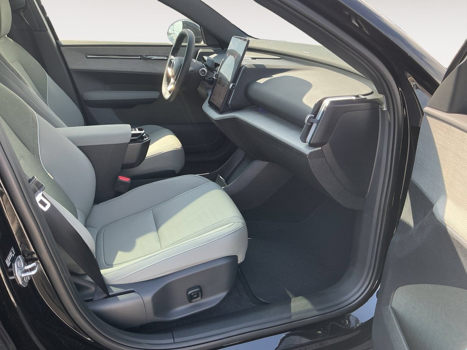 New 2025 Volvo EX30 Plus w/ Protection Package Premier AWD/4WD image 15