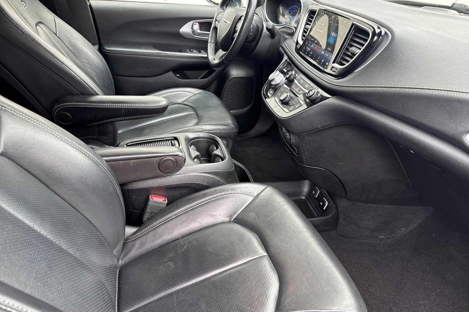 Used 2021 Chrysler Pacifica Touring-L w/ Uconnect Theater Family Group FWD image 17