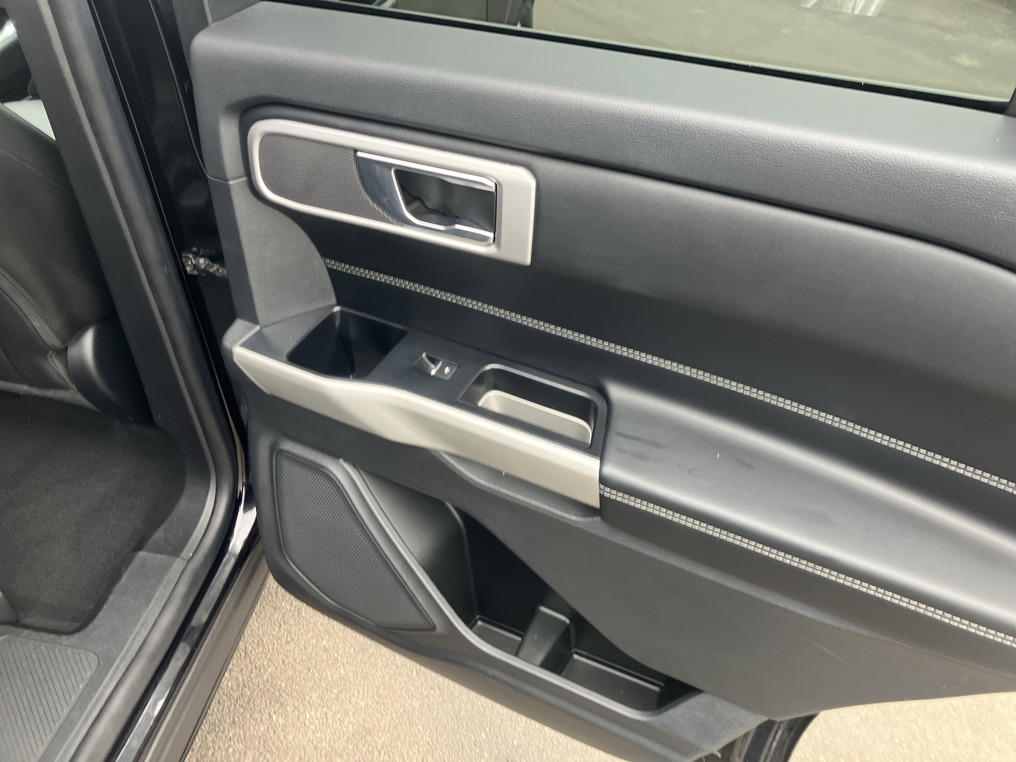 Used 2022 Ford Explorer XLT w/ Equipment Group 202A image 11