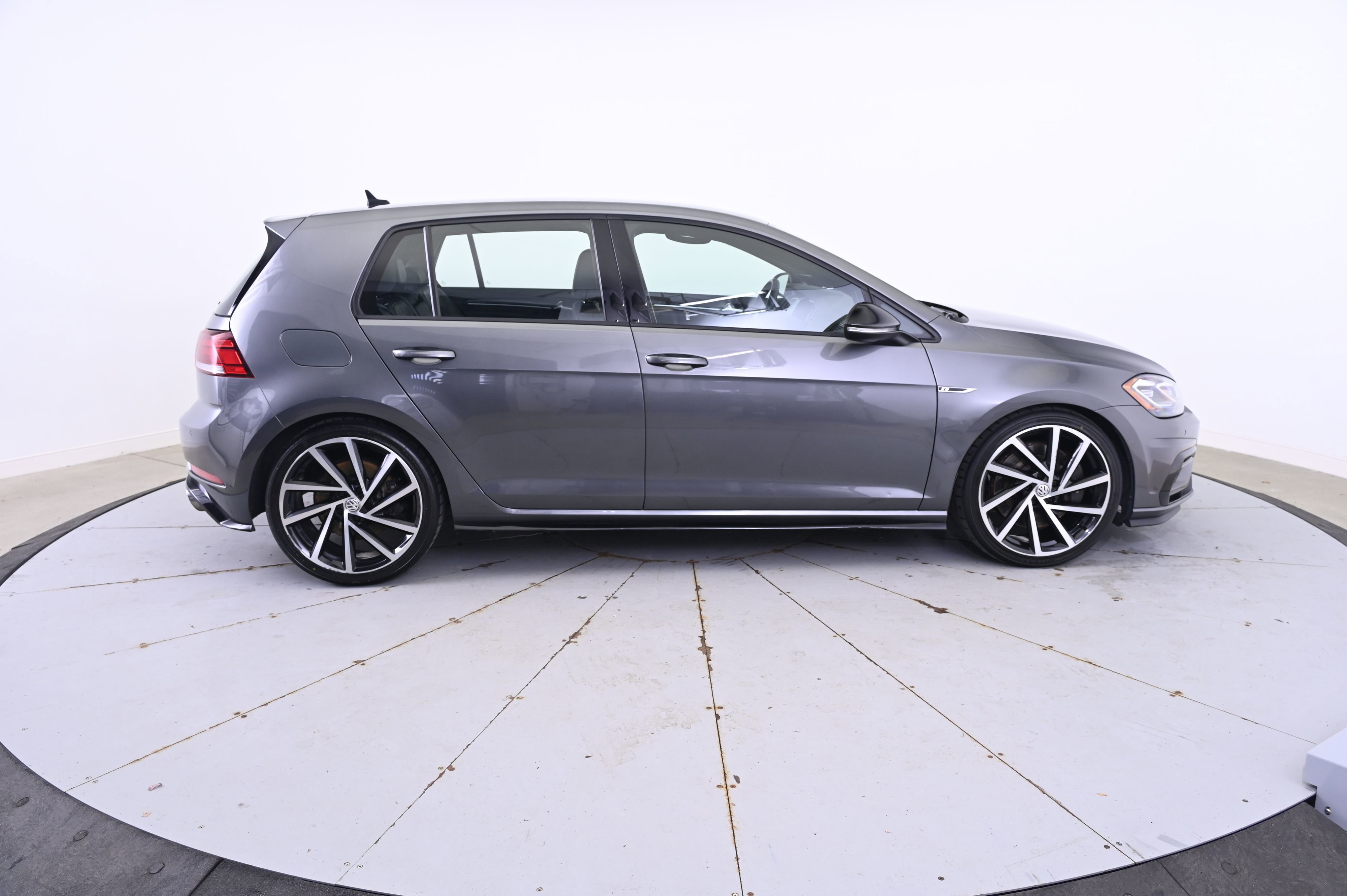 Used 2018 Volkswagen Golf R 4-Door image 8