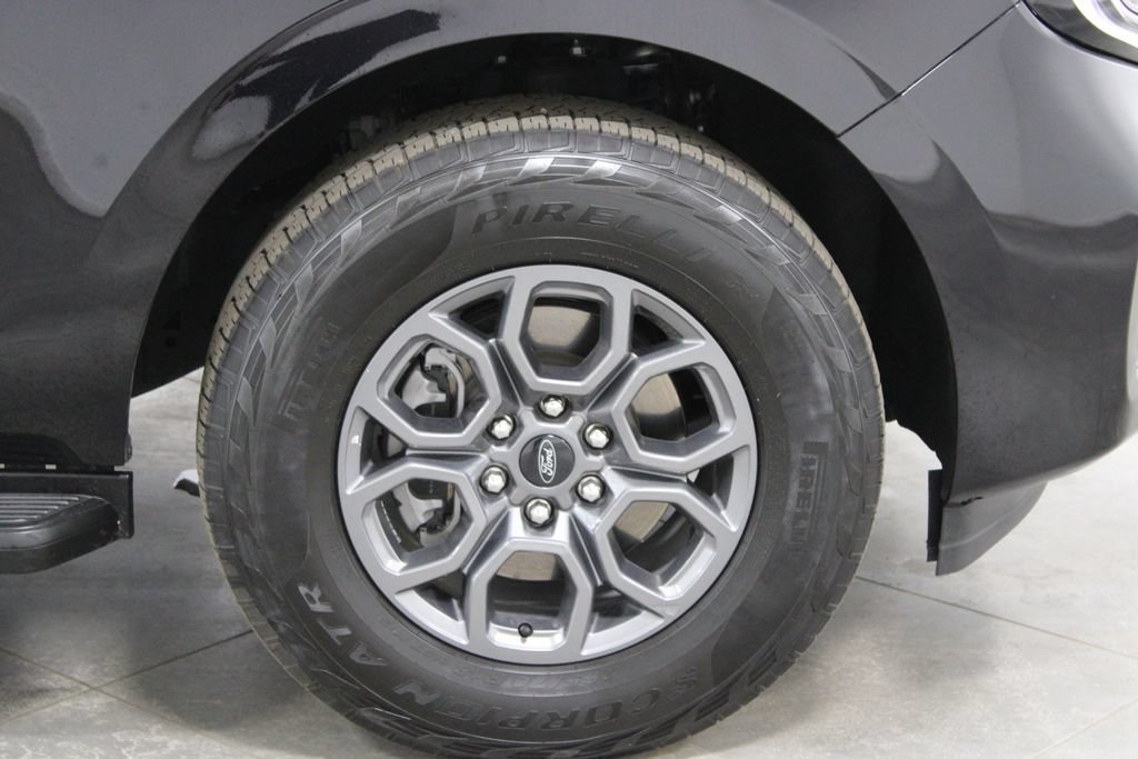Used 2025 Ford Expedition Active RWD image 12