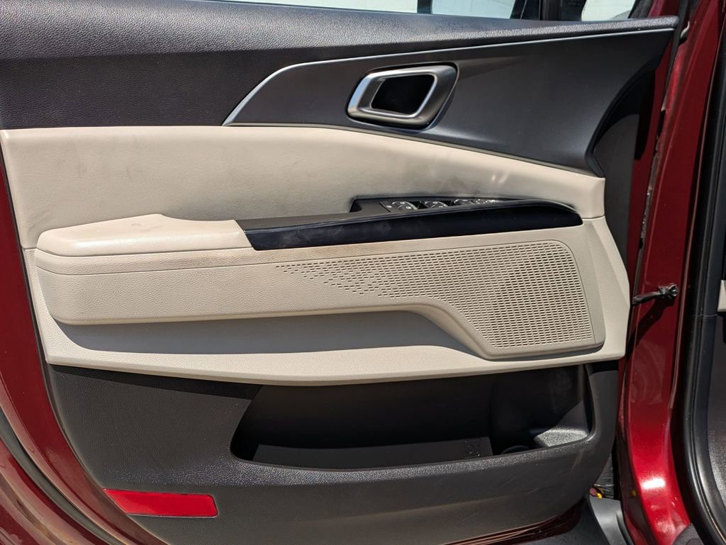 Used 2023 Kia Carnival LX FWD image 11