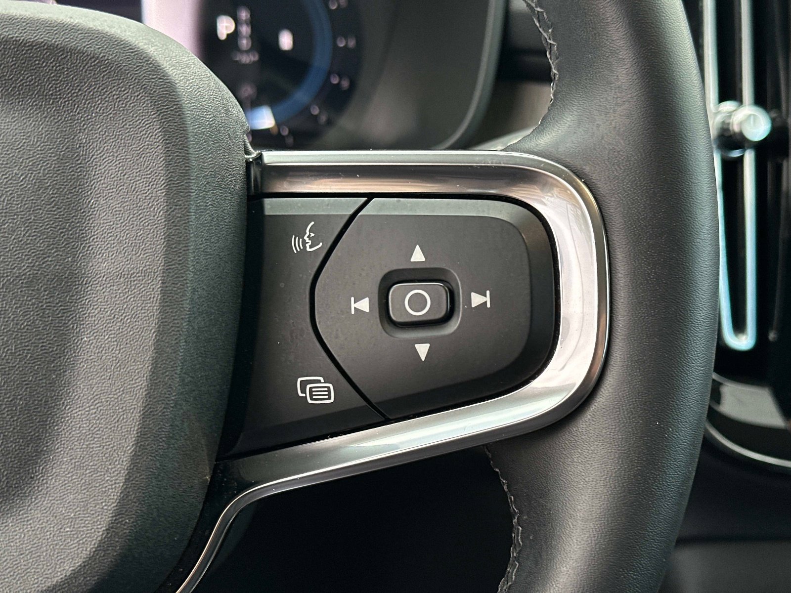 Certified 2023 Volvo XC40 B5 Ultimate w/ Protection Package Premier image 28