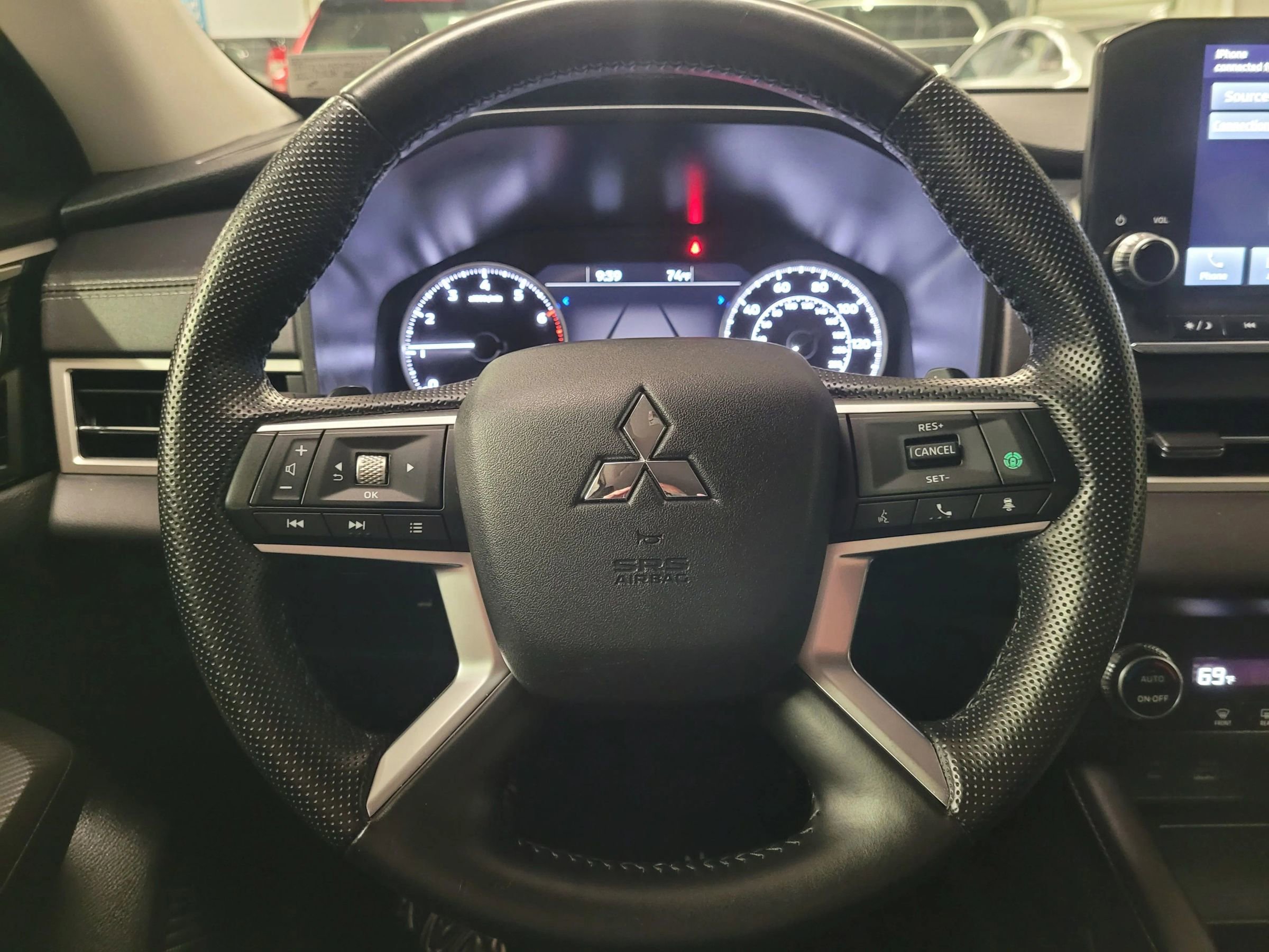 Used 2024 Mitsubishi Outlander SE Black Edition image 17