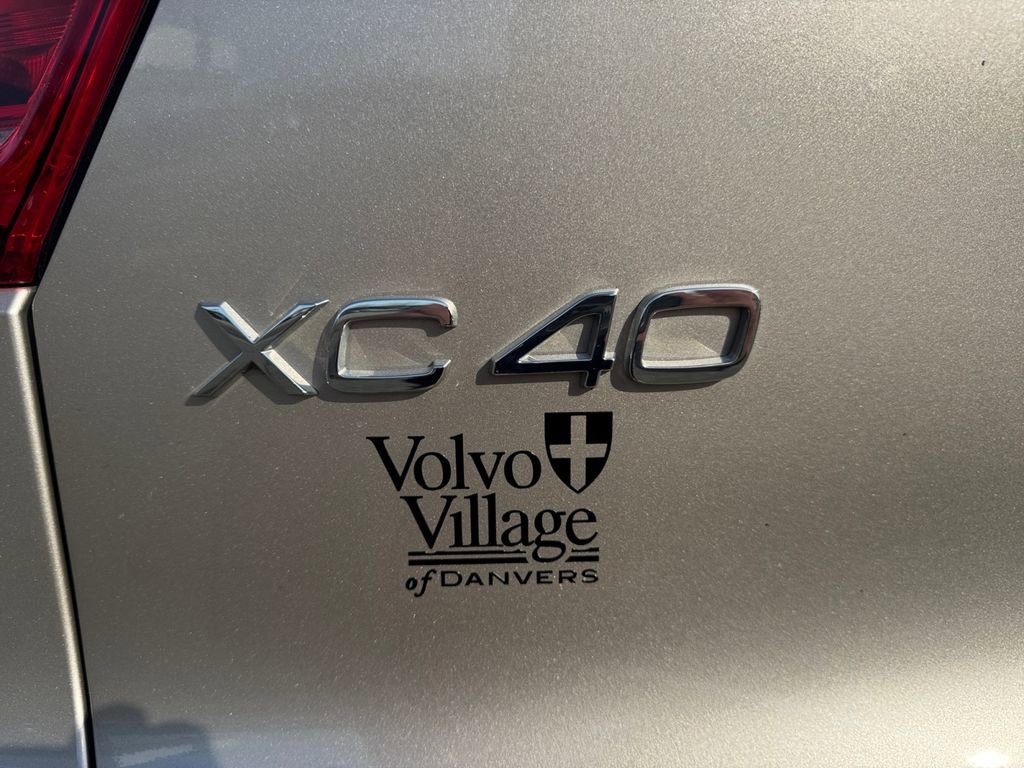 Certified 2023 Volvo XC40 B5 Ultimate w/ Protection Package Premier image 10