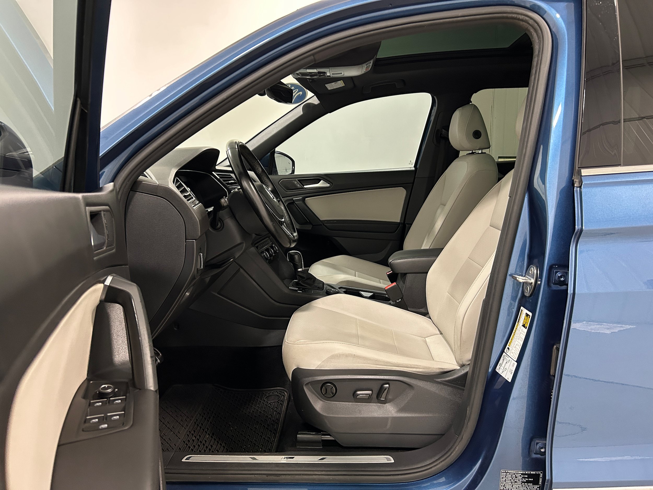 Used 2019 Volkswagen Tiguan SEL R-Line AWD/4WD image 4
