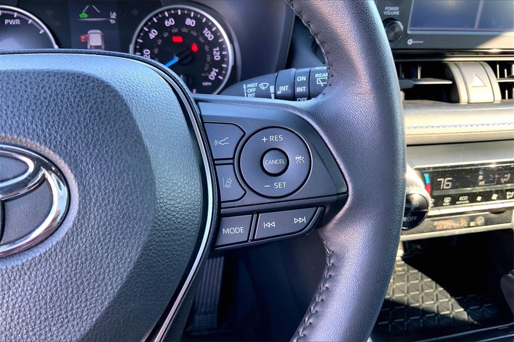 Used 2022 Toyota RAV4 SE image 12