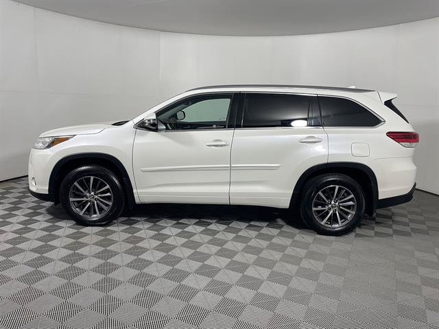 Certified 2017 Toyota Highlander XLE AWD/4WD image 4