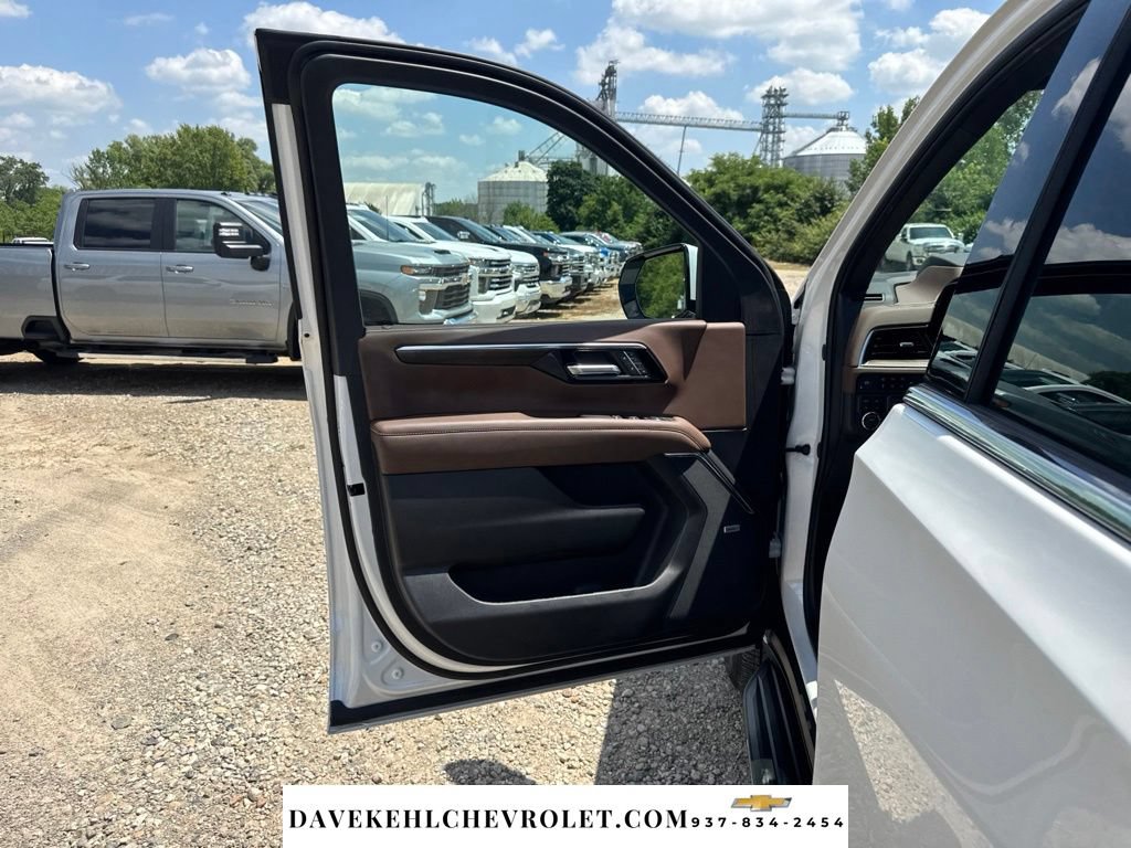 Used 2025 Chevrolet Suburban High Country w/ Sun And Tow Package AWD/4WD image 17